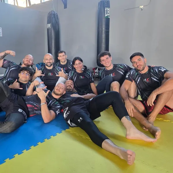 Il gruppo di Grappling Besana all'Italian Leglocking Camp 2026, seduto sui tatami di Fight Evolution