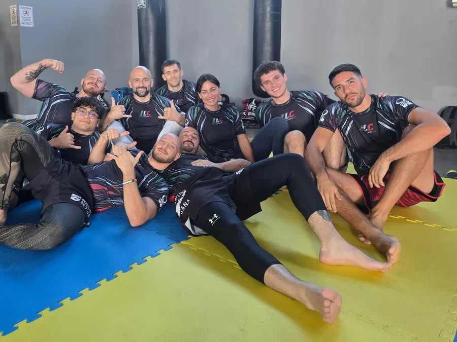 Il gruppo di Grappling Besana all'Italian Leglocking Camp 2026, seduto sui tatami di Fight Evolution
